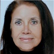 First Cambridge Certificate erworben, Aufenthalt in London drei Jahre lang, ein Magister Artium im Anglistik an der Universität